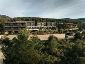 een luchtzicht op een gebouw met bomen bij Maslina Resort in Stari Grad