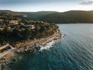 een luchtzicht op een strand en de oceaan bij Maslina Resort in Stari Grad