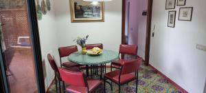 une salle à manger avec une table et des chaises rouges dans l'établissement Casa Vacanze O'Mulin Ravello via fiume 2 incrocio Pontone, à Ravello