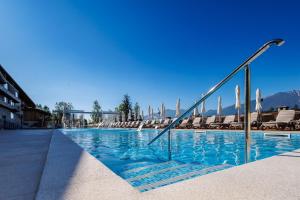 einen Pool mit Stühlen und Sonnenschirmen in der Unterkunft Katarino SPA Hotel in Bansko