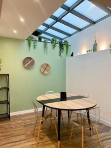 une table et des chaises dans une pièce avec un mur dans l'établissement Cité Gastro. / Centre Ville, à Dijon