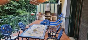 d'une terrasse avec une table et des chaises sur un balcon. dans l'établissement Casa Vacanze O'Mulin Ravello via fiume 2 incrocio Pontone, à Ravello