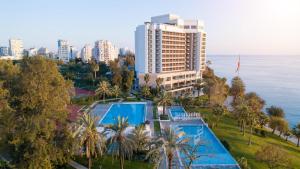 - une vue aérienne sur un hôtel et l'océan dans l'établissement Akra Antalya, à Antalya