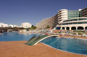 Piscina de la sau aproape de Hotel Apartamento Paraiso De Albufeira