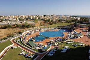 Piscina de la sau aproape de Hotel Apartamento Paraiso De Albufeira