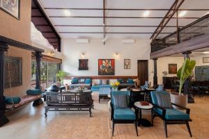 O zonă de relaxare la SaffronStays Sanvina Farm, Karjat