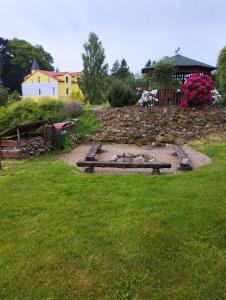 een parkbankje in het midden van een tuin bij Bynovecký Zámeček in Bynovec