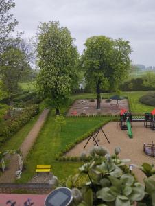 een park met tafels en banken en bomen en gras bij Bynovecký Zámeček in Bynovec