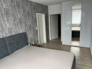 Un pat sau paturi într-o cameră la Beautiful 2 Bedroom Apartment