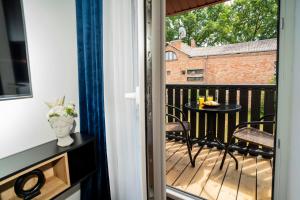 d'un balcon avec une table et des chaises sur une terrasse. dans l'établissement Fort63 apartments, à Kaunas