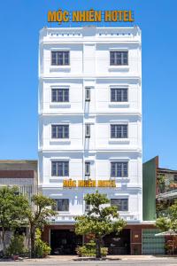 un edificio blanco con un moe hotel de cocina en él en Mộc Nhiên Hotel Da Nang, en Da Nang