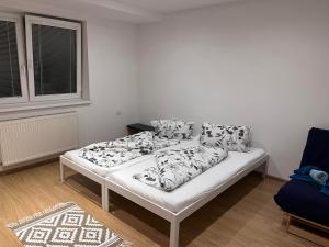 een slaapkamer met 2 bedden en een raam bij Dom Melissa v malebnej obci Banka in Piešťany