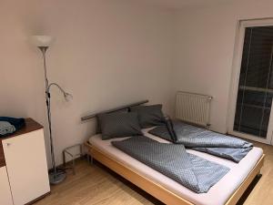 een slaapkamer met een bed in een kamer met een lamp bij Dom Melissa v malebnej obci Banka in Piešťany