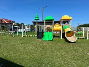 einen Spielplatz mit Rutschen und Spielstruktur in der Unterkunft Silva in Rewal