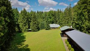 - une vue aérienne sur une grande cour avec une maison dans l'établissement Komáří Louka, à Nová Olešná