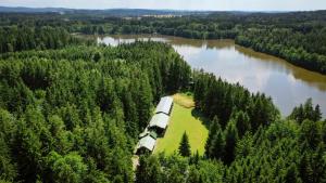 une vue aérienne sur un train traversant une rivière dans l'établissement Komáří Louka, à Nová Olešná