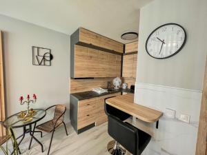 מטבח או מטבחון ב-Villa Bauhaus Labi Garden wellness apartman