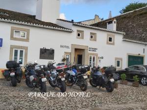 uma fila de motocicletas estacionadas em frente a um edifício em El-Rei Dom Manuel Hotel em Marvão