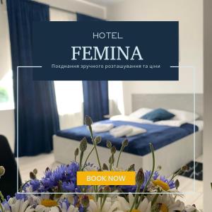 ジトームィルにあるHotel Feminaのベッドルーム1室(青いシーツと花のベッド付)