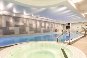 einen Pool mit Whirlpool in der Unterkunft Hotel & Spa Trzy Wyspy in Świnoujście