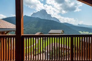 balkon z widokiem na góry w obiekcie Villa Solinda App Puccini w mieście Selva di Val Gardena