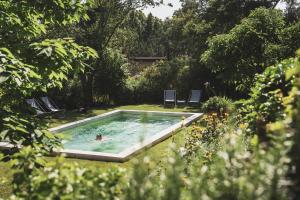 Swimming pool sa o malapit sa Les Lodges Sainte-Victoire Hotel & Spa