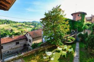 an image of a garden with chairs and tables at Viavai in Casalborgone