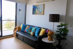 Modern apartment with water view in Geelong 휴식 공간