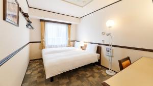 Toyoko Inn Osaka Namba Nippombashi 객실 침대