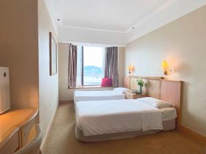 Llit o llits en una habitació de Ramada Hong Kong Grand View