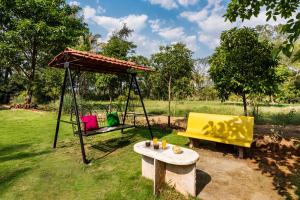 En have udenfor SaffronStays Lakeview Nivara - Farm Stay Villa with Private Pool near Pune