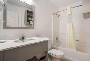 Kamar mandi di Suburban Studios Biloxi North Area