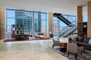 sala de estar con vistas a un edificio en JW Marriott Dallas Arts District, en Dallas