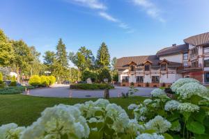 A garden outside Hotel Wisła Premium