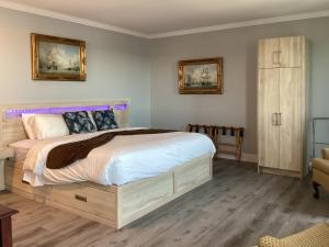 a bedroom with a large bed in a room at Lunenburg Arms Hotel in Lunenburg