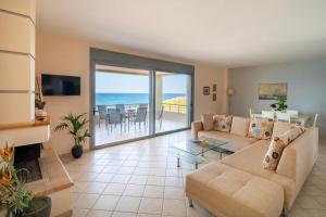 Una televisión o centro de entretenimiento en Spacious beachfront maisonettes with stunning views & a private beach