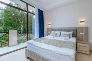 מיטה או מיטות בחדר ב-Vita Gardenia Hotel Tskaltubo