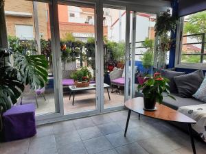 een patio met een bank en een tafel met planten bij Loft con jardin in Madrid