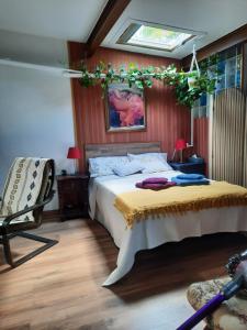 een slaapkamer met een bed en een stoel erin bij Loft con jardin in Madrid