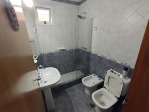 y baño con aseo y lavamanos. en TATOVGB, en Villa General Belgrano