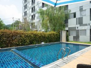 uma piscina em frente a um edifício em Fortune D Plus Hotel Khaoyai em Mu Si