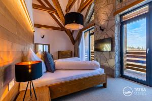 Кровать или кровати в номере TATRA SUITES Vila HIMALAYA