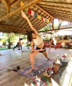 Eine Frau, die in einem Yoga-Kurs posiert. in der Unterkunft Controvento Boutique Hotel in Cumbuco