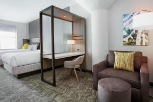 Gulta vai gultas numurā naktsmītnē SpringHill Suites by Marriott Milwaukee Downtown