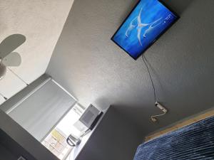 TV in/ali zabaviščno središče v nastanitvi Cómoda Habitación en fraccionamiento privado