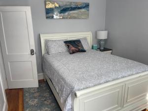 - une chambre dotée d'un lit blanc avec un oreiller dans l'établissement Boston Luxury Condo Style Rooms, à Boston