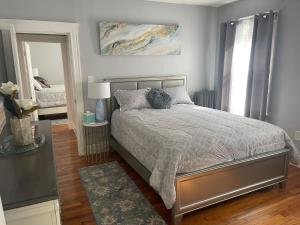 - une chambre avec un lit et un miroir dans l'établissement Boston Luxury Condo Style Rooms, à Boston