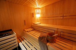 een kleine houten sauna met een emmer erin bij Hotel Alter Muschelsaal in Büsum