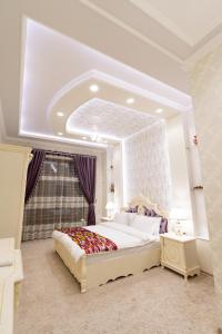 Кровать или кровати в номере CRYSTAL GUEST HOUSE