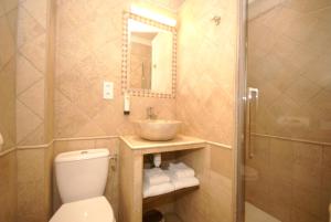 Bathroom sa Logis Grand Hotel Bain